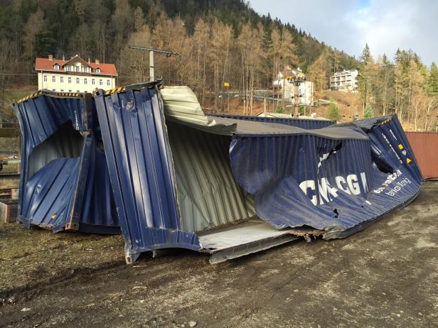 Reste der demolierten Güterwaggons