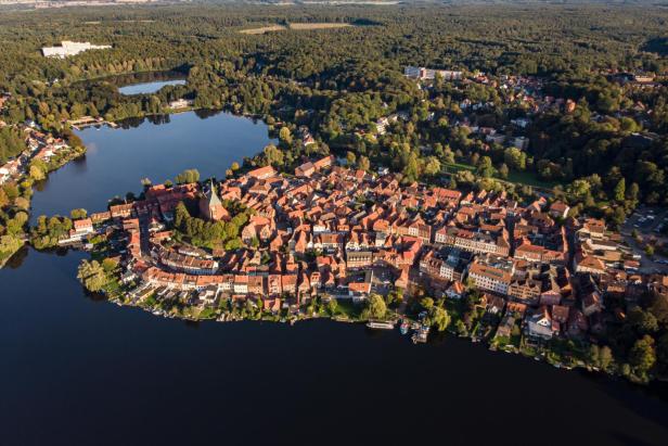 Die Altstadt von Mölln liegt malerisch auf einer Halbinsel, umgeben von mehreren Seen und viel Wald.