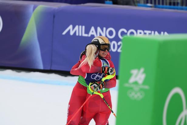 Katharina Truppe umarmt Katharina Huber im Ziel