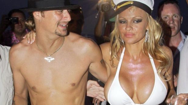 Wortkarge Pamela Anderson bei Lugner