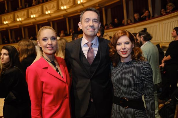 Drei Personen nebeneinander