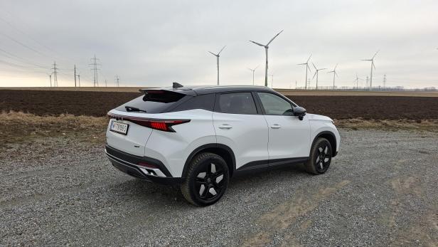 Die Linienführung des Omoda 5 sieht beinahe coupéartig aus.