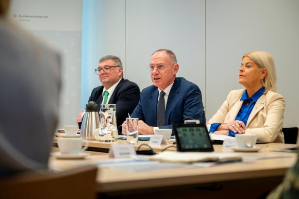 Verteidigungsministerin Klaudia Tanner, Innenminister Gerhard Karner (beide ÖVP) und Staatssekretär Jörg Leichtfried (SPÖ)