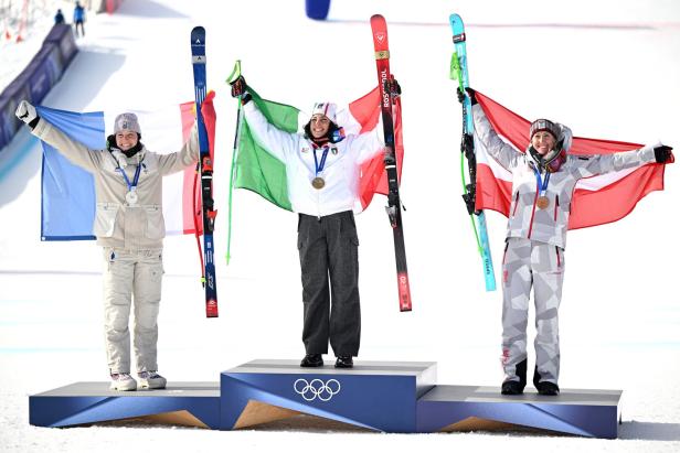 Romane Miradoli, Federica Brignone und Cornelia Hütter mit Flaggen auf dem Podium