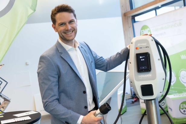 Ein Mann steht an einer E-Ladestation