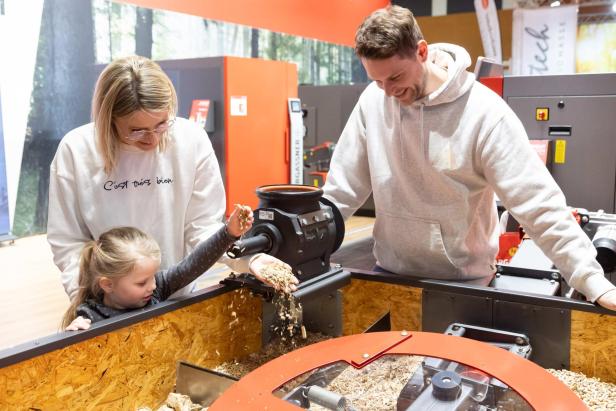 Eine Familie besucht eine Messe 