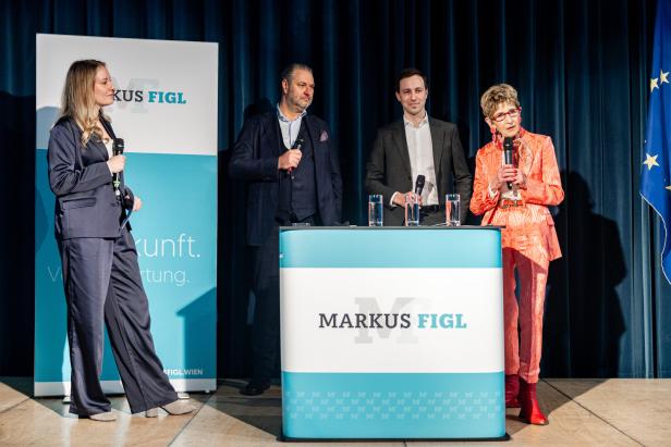 Dieter Steup, Nico Marchetti und Ingrid Korosec stehen auf der Bühne hinter einem Rednerpult.