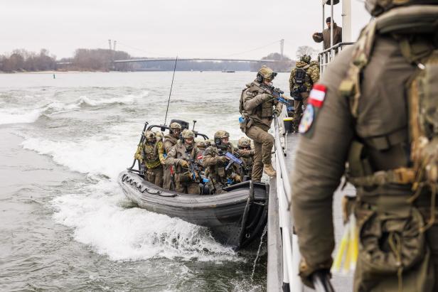 Cobra Atlas ?úbung 12.2.2026 Donau Zugriffsboote