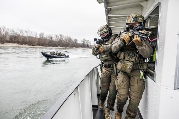 Zugriff der Cobra bei der Anti-Terror-Übung im Ölhafen Lobau