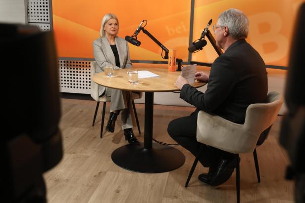 Verteidigungsministerin Klaudia Tanner zu Gast im KURIER TV-Studio