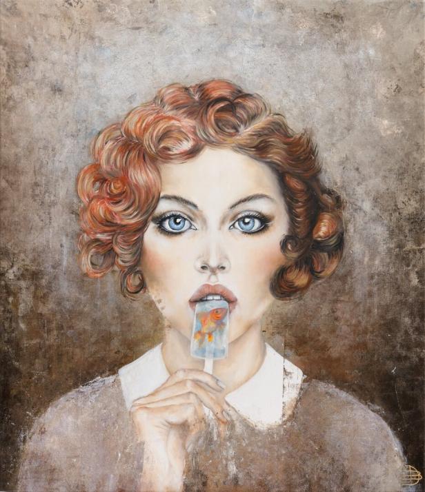Ein Gemälde von einer Frau in Brauntönen, die ein Eis zwischen den Lippen hält in dem ein Fisch zu sehen ist.