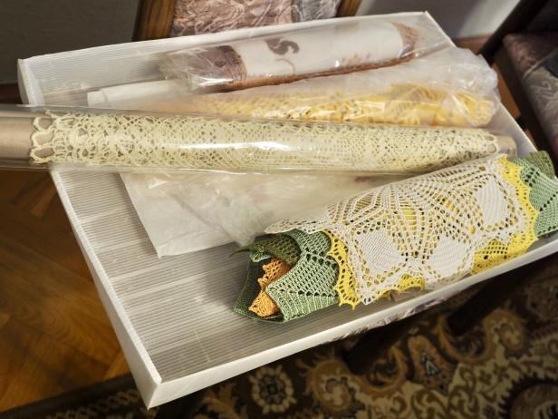 Ein Tisch auf dem mehrere Häkelstücke zu sehen sind.