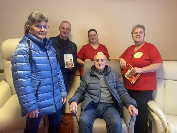 Die Initiatorinnen mit Gerhard Kozar (sitzend) und seinen Angehörigen, er ist schon lange angemeldet.