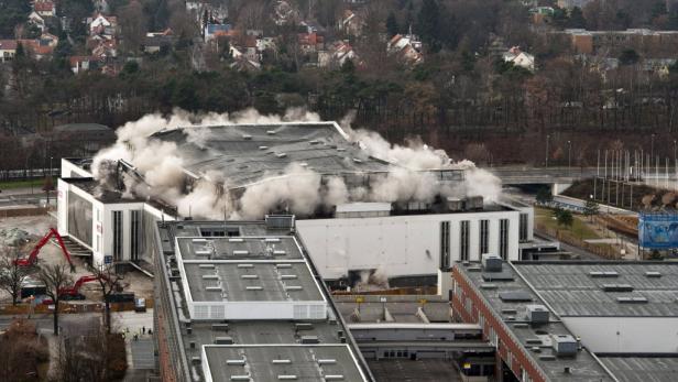 Berliner Deutschlandhalle gesprengt