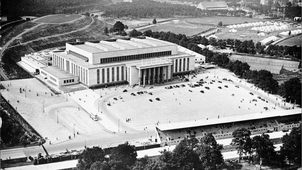 Berliner Deutschlandhalle gesprengt