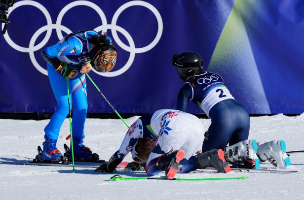 Thea Louise Stjernesund und  Sara Hector verneigen sich vor Federica Brignone