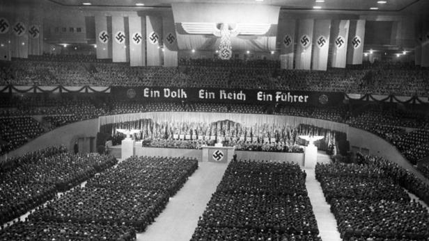 Berliner Deutschlandhalle gesprengt