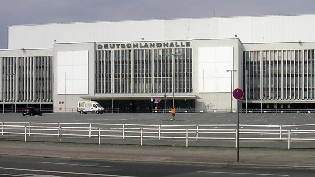 Berliner Deutschlandhalle gesprengt