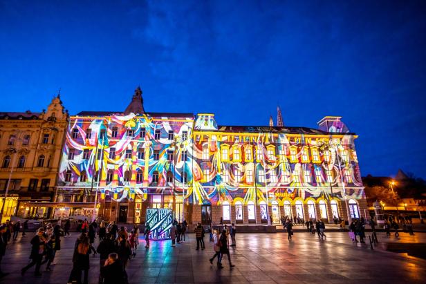 Ein beleuchtetes Gebäude bei Nacht in Zagreb.