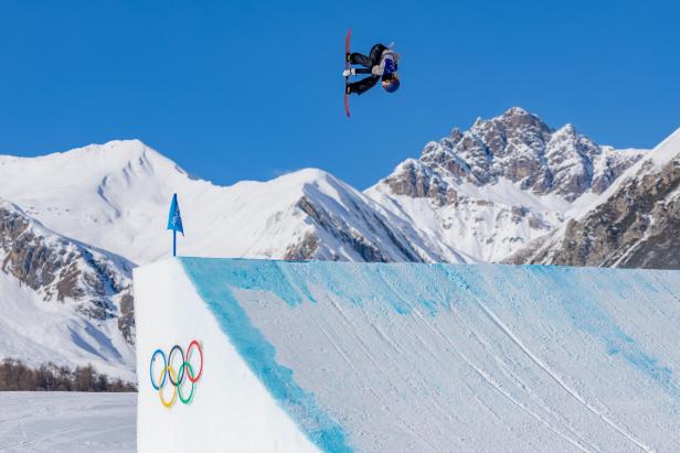 Anna Gasser in der Luft bei der Slopestyle-Qualifikation 