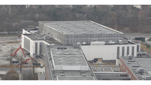 Berliner Deutschlandhalle gesprengt