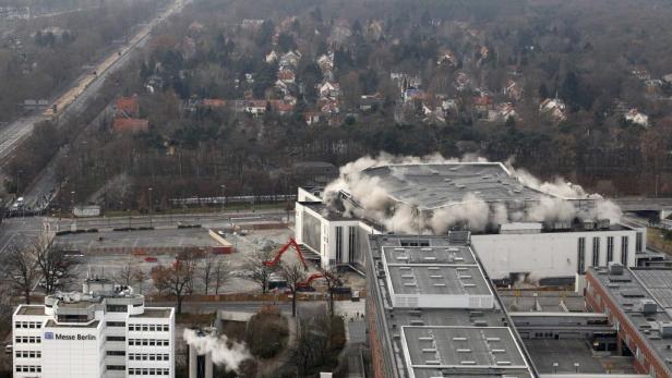 Berliner Deutschlandhalle gesprengt