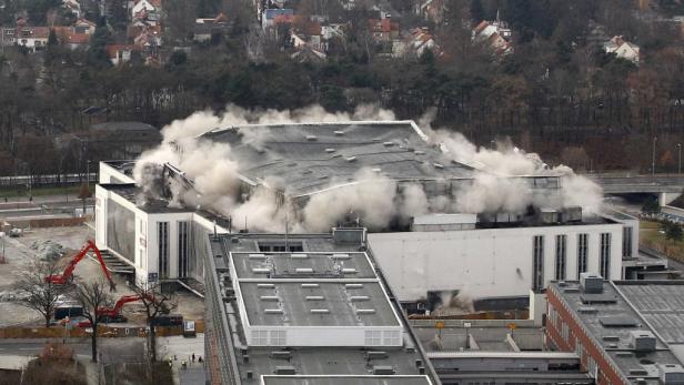 Berliner Deutschlandhalle gesprengt