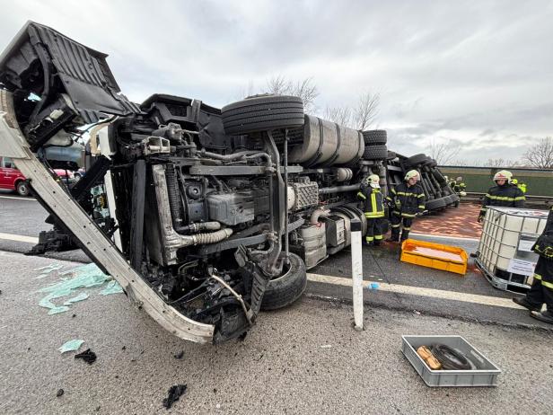 Liegender Lkw auf der A1