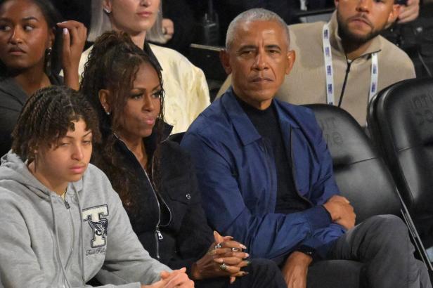 Michelle und Barack Obama beim 75th All Star Game - hinter ihnen sitzt Tochter Sasha.