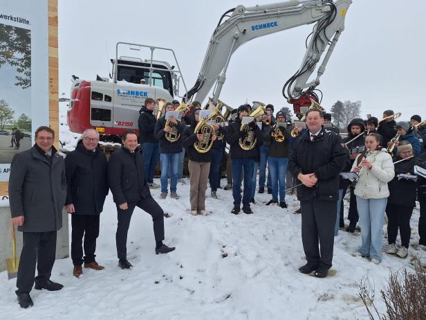Schulmusikkapelle mit Minister und LH-Vize Pernkopf