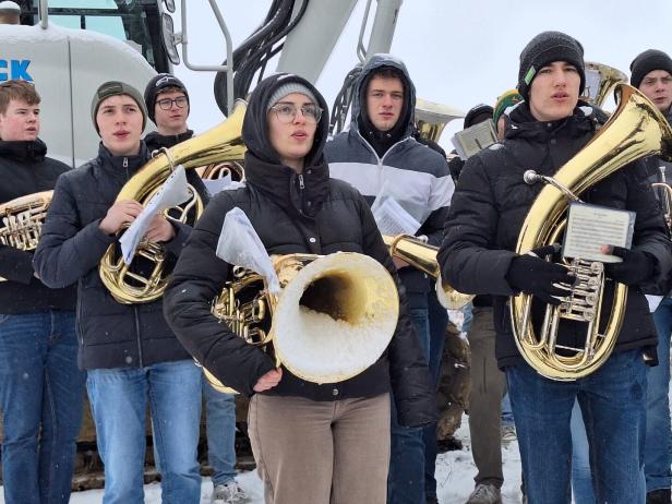 Robuste Schulkapelle mit eingeschneiten Instrumenten. 