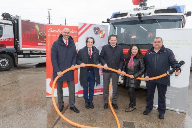 Berthold Kren (Saubermacher), Hans Roth (Saubermacher-Gründer), Norbert Totschnigg (BMLUF), Elisabeth Giehser (EAK) und Martin Mittnecker (LFV Burgenland) beim Medientermin. 