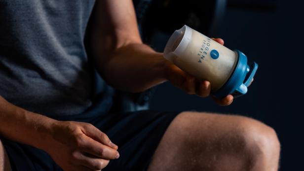 Mann schüttelt BIOGENA Proteinshaker