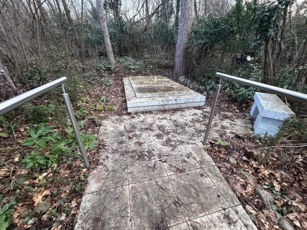 Die Gruft von Günter B. am Friedhof in Mödling wurde am 19. Dezember 2025 geöffnet und der Leichnam exhumiert.