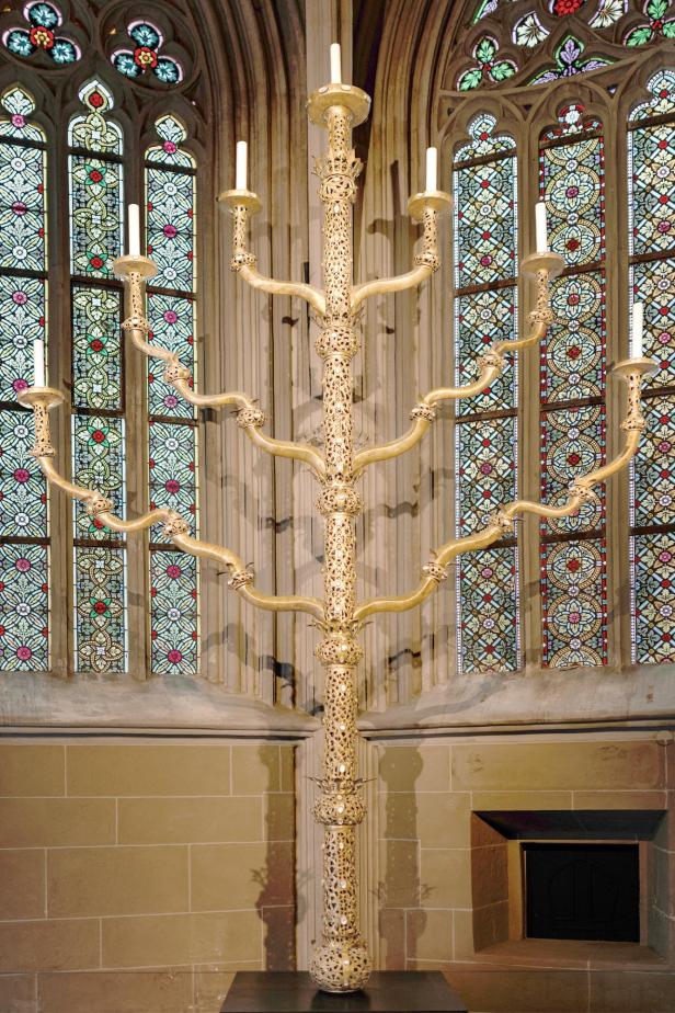 Der siebenarmige Agnes-Leuchter aus dem 12. Jahrhundert steht vor bunten Glasfenstern im Stift Klosterneuburg.