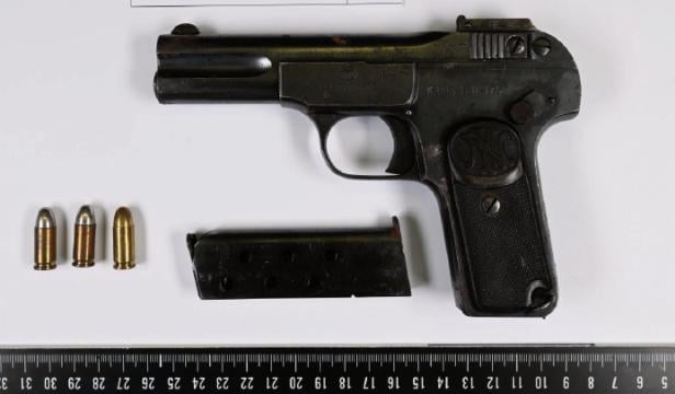 Die sichergestellte Tatwaffe, mit der auch auf die Polizisten geschossen wurde
