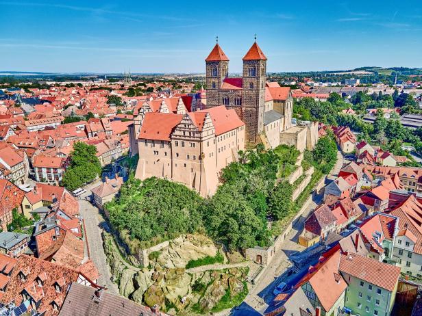 Stiftsberg mit Stiftskirche St. Servatii und Schloss über den Dächern von Quedlinburg.