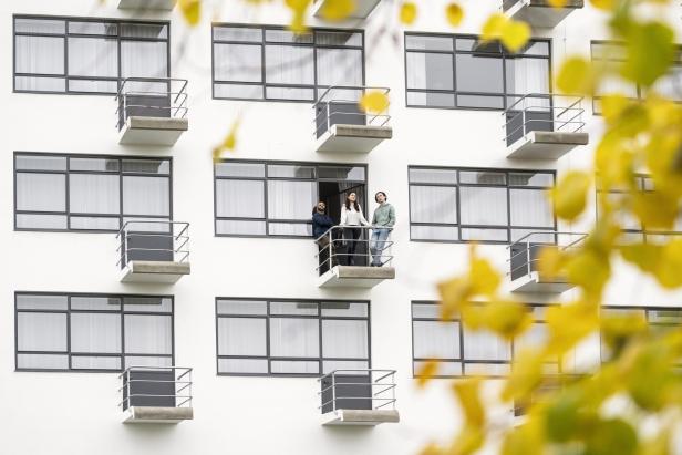 Ein modernes Hochhaus mit kleinen Balkonen, in weiß 