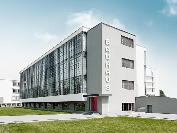 Bauhaus-Gebäude in Dessau von außen mit "Bauhaus" als Schriftzug an der Fassade 