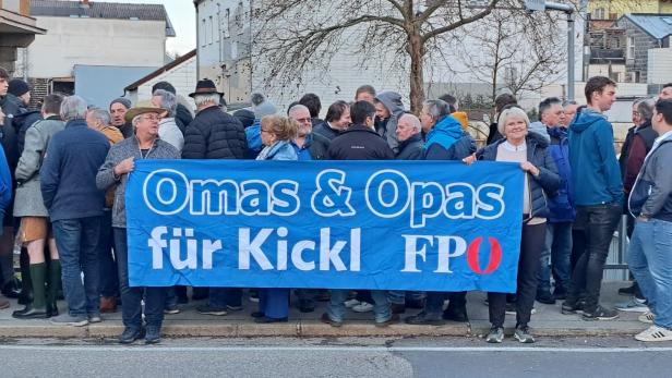 FPÖ-Fans beim Politischen Aschermittwoch der FPÖ in Ried im Innkreis (OÖ)