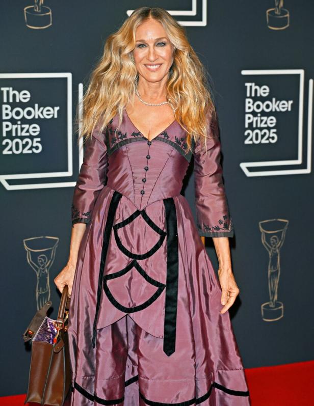 Sarah Jessica Parker in einem roten Kleid auf dem roten Teppich.