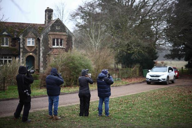 Fotografen warten vor der sogenannten Wood Farm, in der Andrew derzeit lebt 