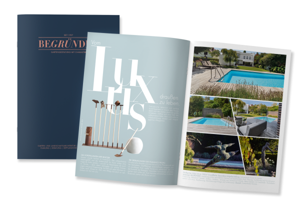 Aufgeschlagener Katalog mit Bildern von Gärten.