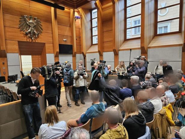 Viele Menschen in einem Gerichtssaal