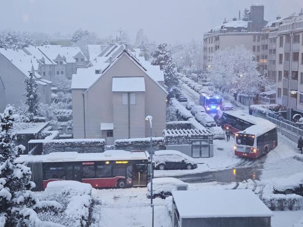 Mehrere Busse der Linie 66A hängen wegen Schneefalls fest