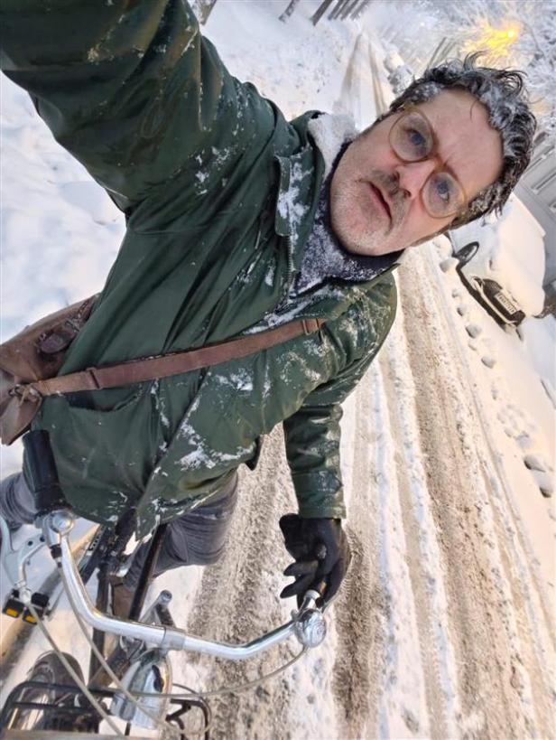 Redakteur Josef Kleinrath mit dem Rad auf dem Weg in die Arbeit