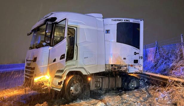 Ein hängengebliebener Lkw auf der A1