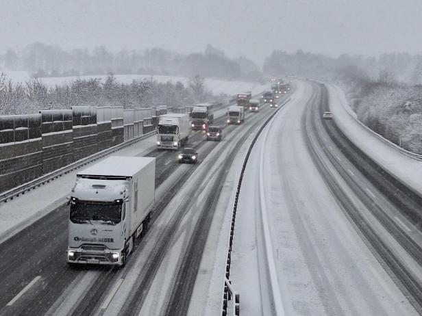 Blick auf die verschneite A1