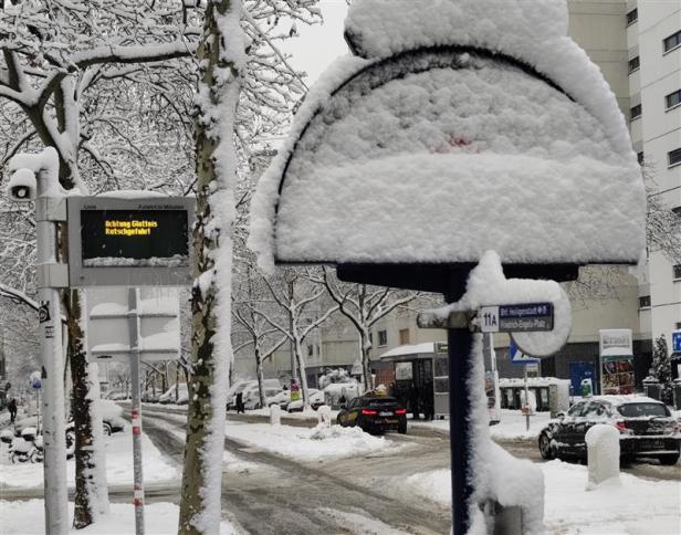 Verschneite Bushaltestelle in Wien