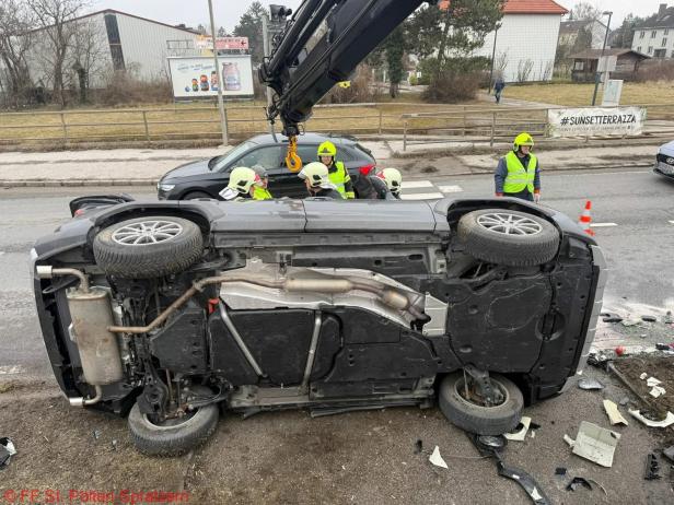 Auto liegt auf der Seite